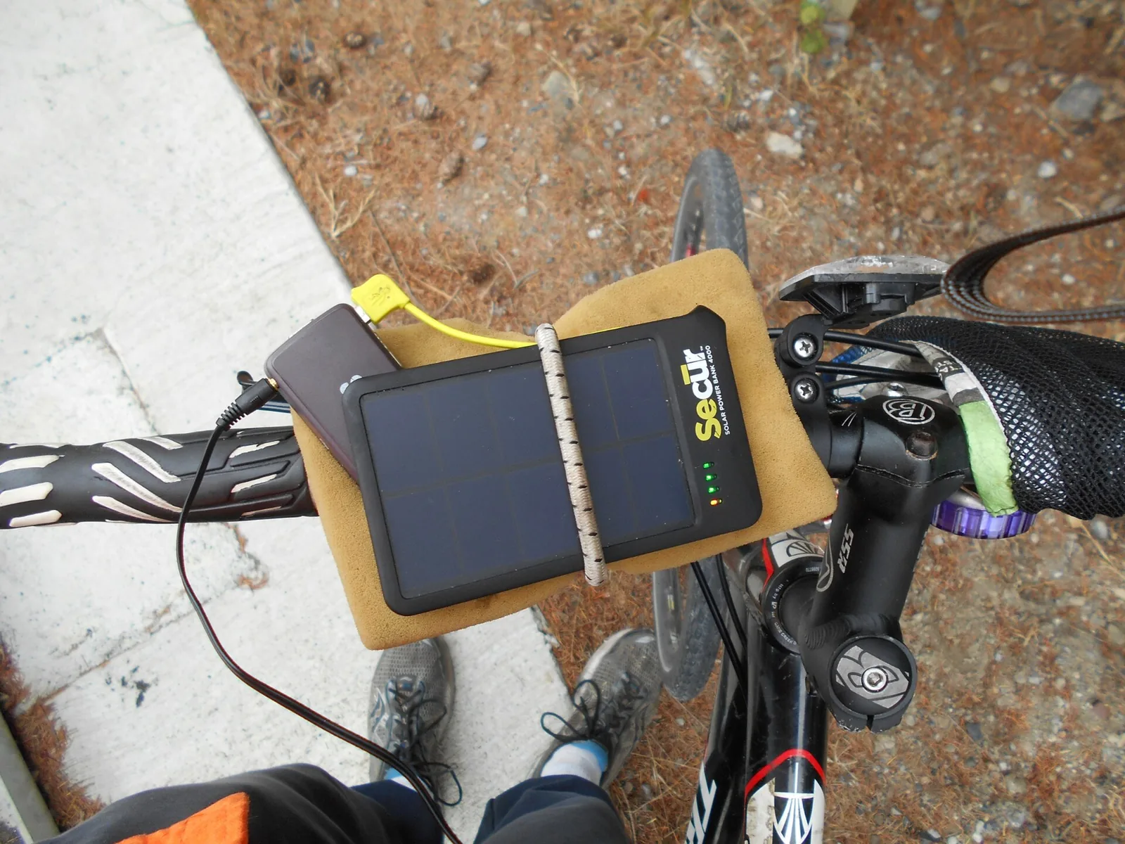 Cargador solar plegable con batería USB sujeto a una bicicleta