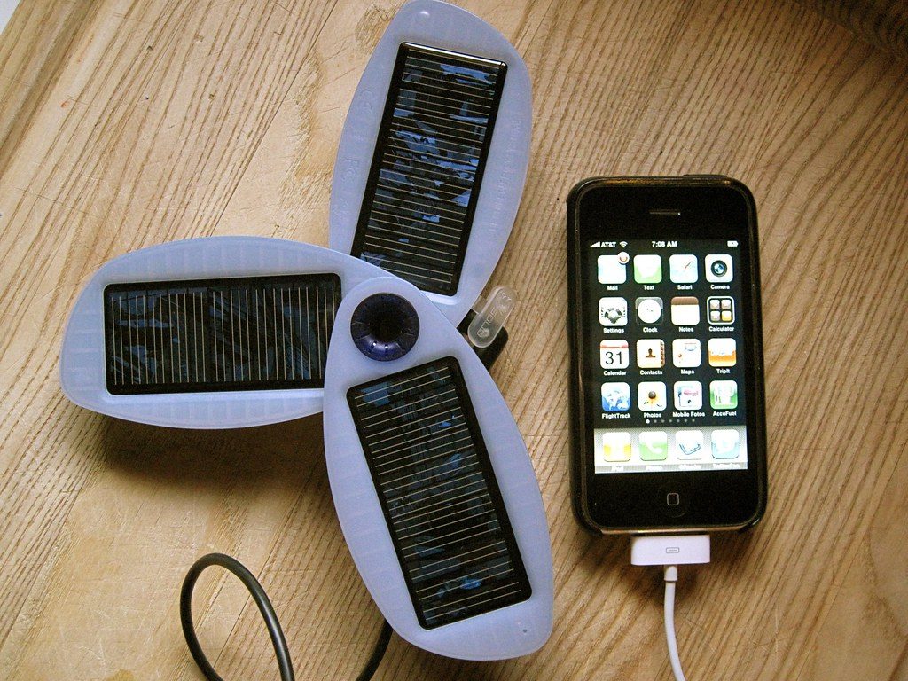 Cargador solar portátil conectado a un teléfono móvil