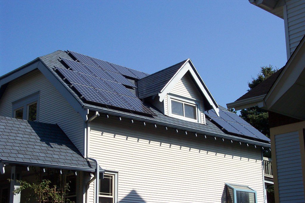 Casa unifamiliar con paneles solares en el tejado