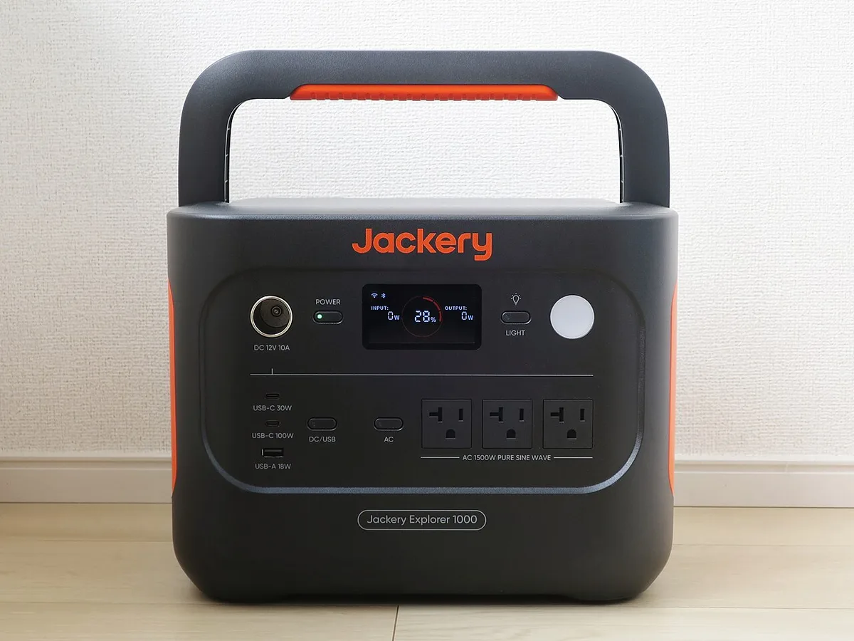 Estación de energía portátil Jackery Explorer 1000 v2 vista de frente, con sus puertos USB y de corriente