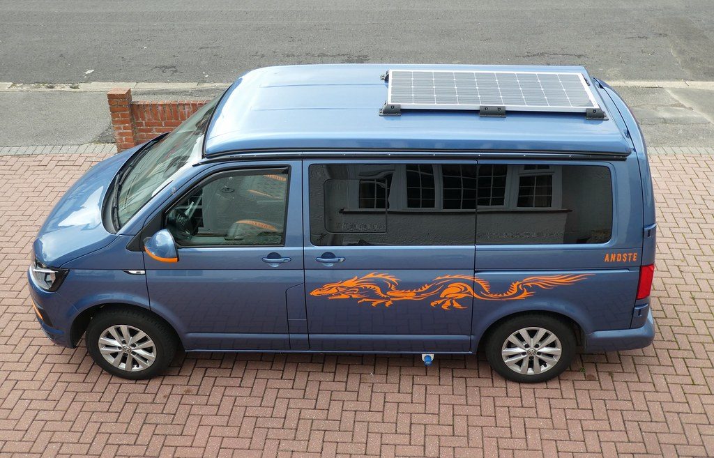 Furgoneta camper con panel solar instalado en el techo