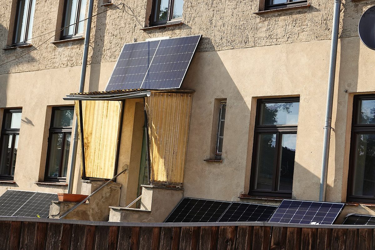Paneles solares de balcón instalados en la fachada y la barandilla de un edificio residencial