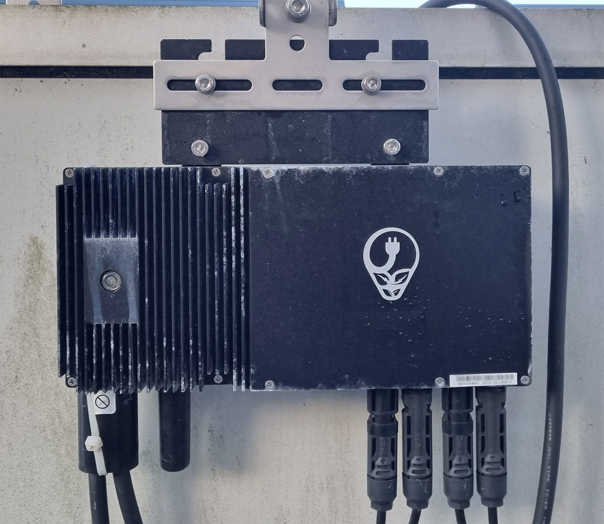 Microinversor de un kit solar de balcón montado en la pared con sus conectores