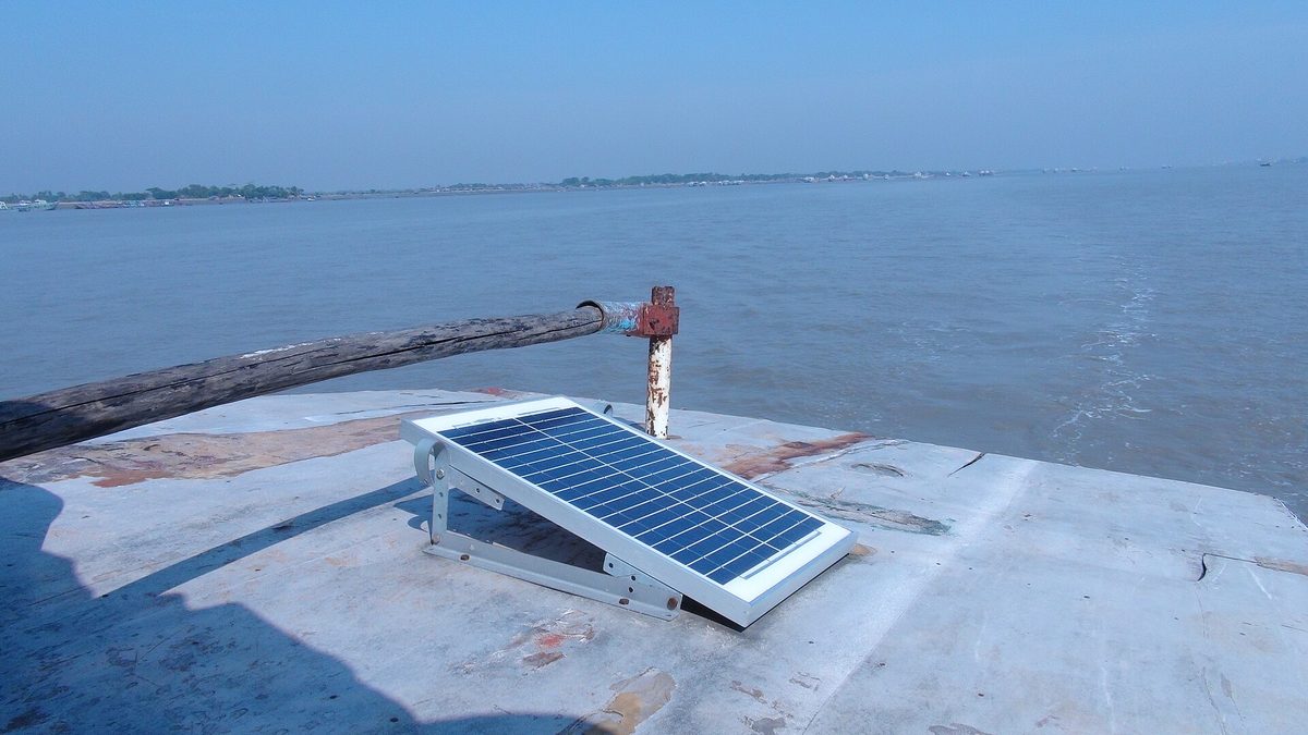 Panel solar instalado en la cubierta de un barco