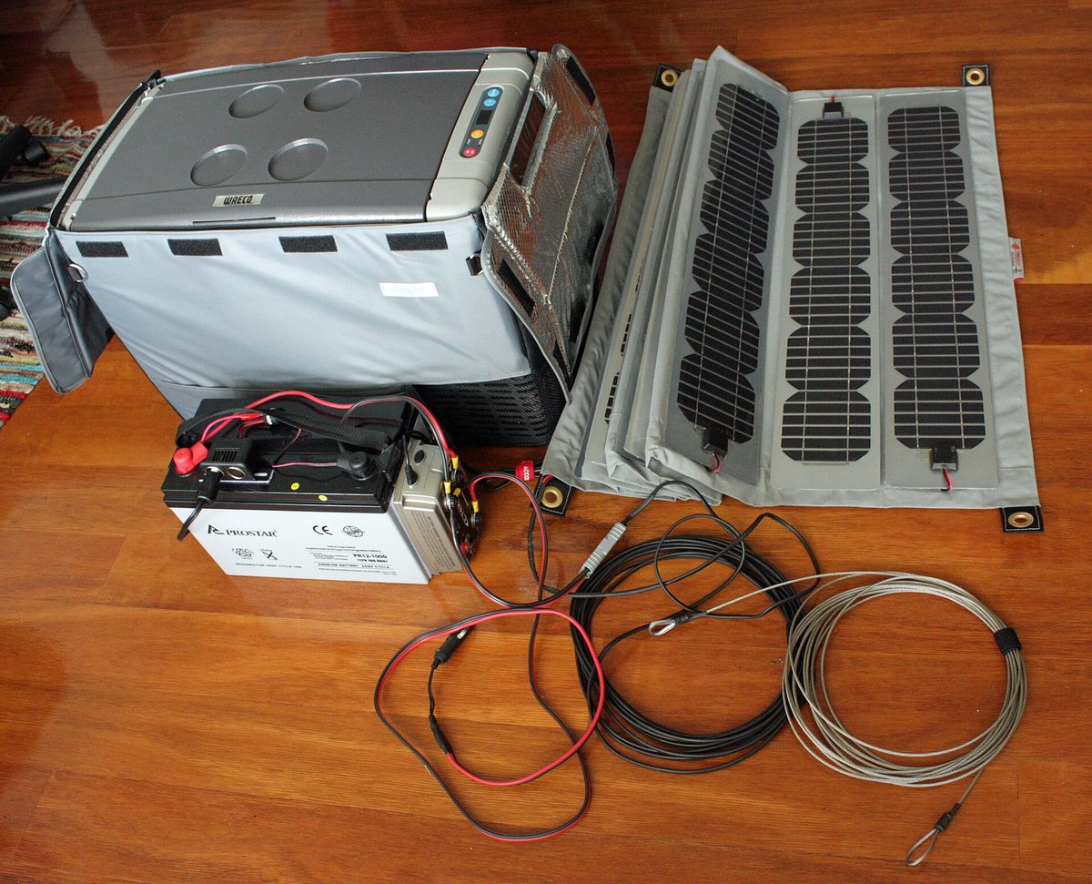 Panel solar flexible con batería de 12 V, regulador y cableado preparados para instalar