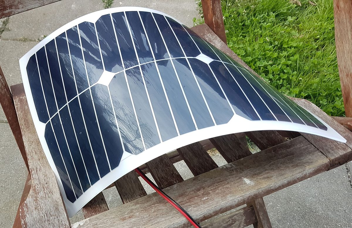 Panel solar flexible monocristalino curvado sobre una silla de madera