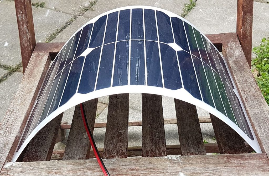Panel solar flexible doblado mostrando sus células monocristalinas