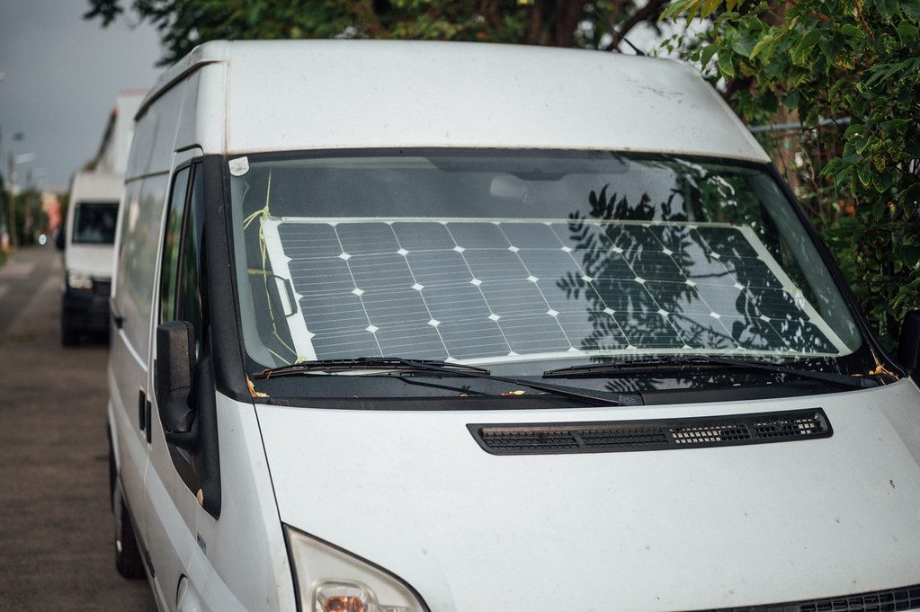 Panel solar colocado tras el parabrisas de una furgoneta