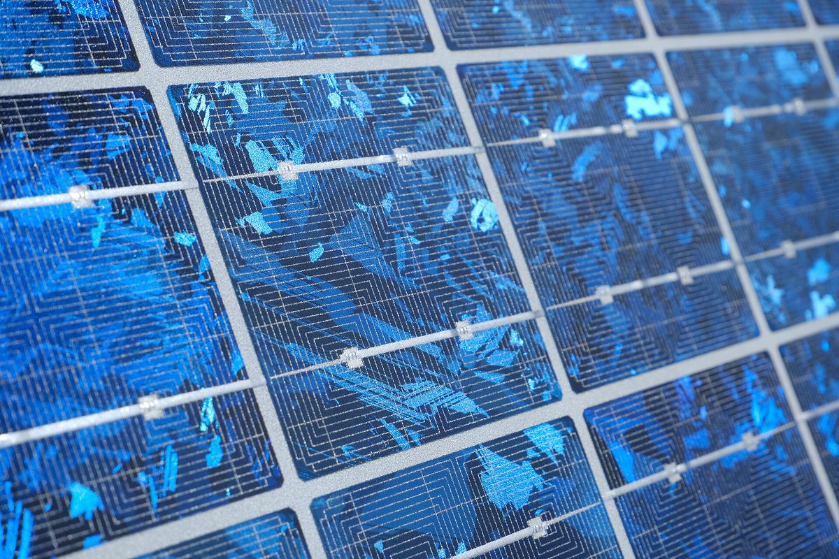 Detalle de un panel solar policristalino con los cristales de silicio visibles