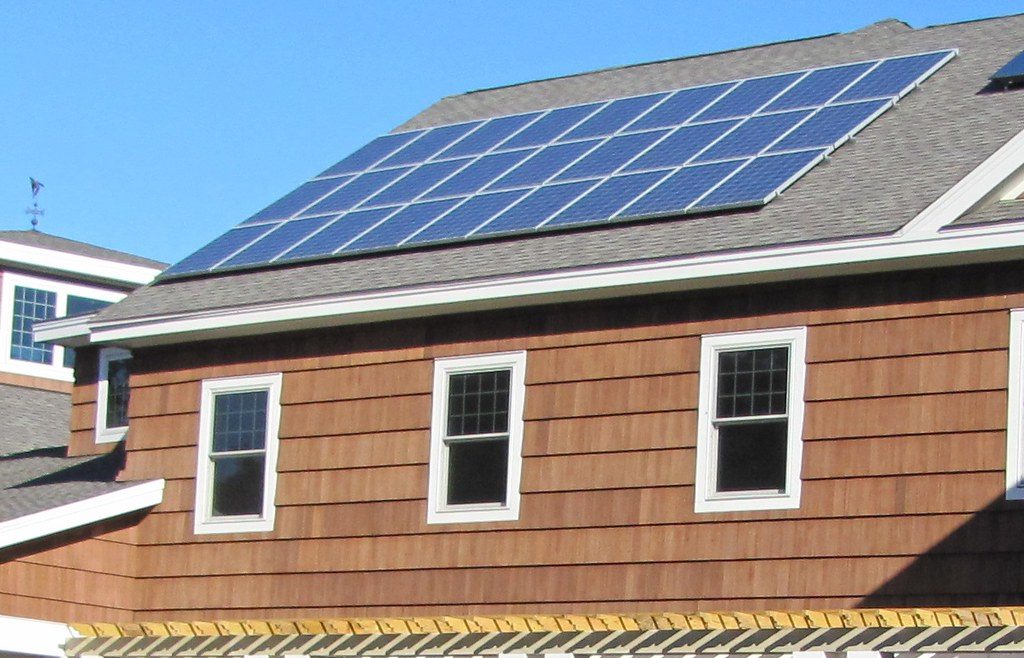 Paneles solares fotovoltaicos en el tejado de un edificio