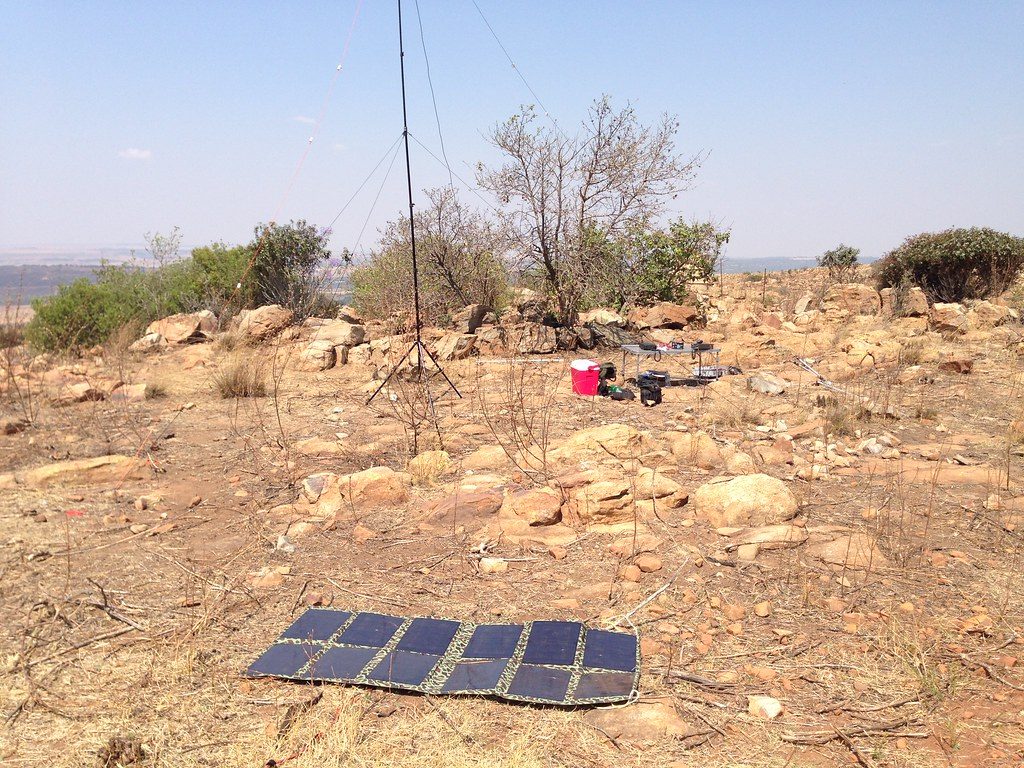Paneles solares plegables desplegados sobre el suelo en el campo