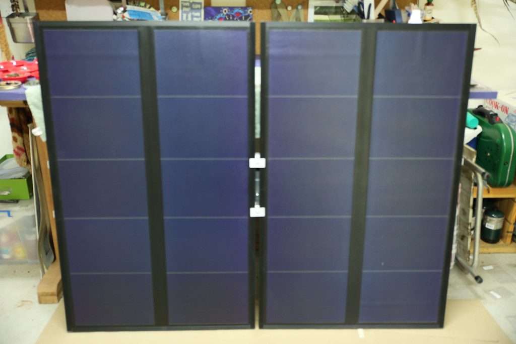 Paneles solares portátiles plegables desplegados en vertical