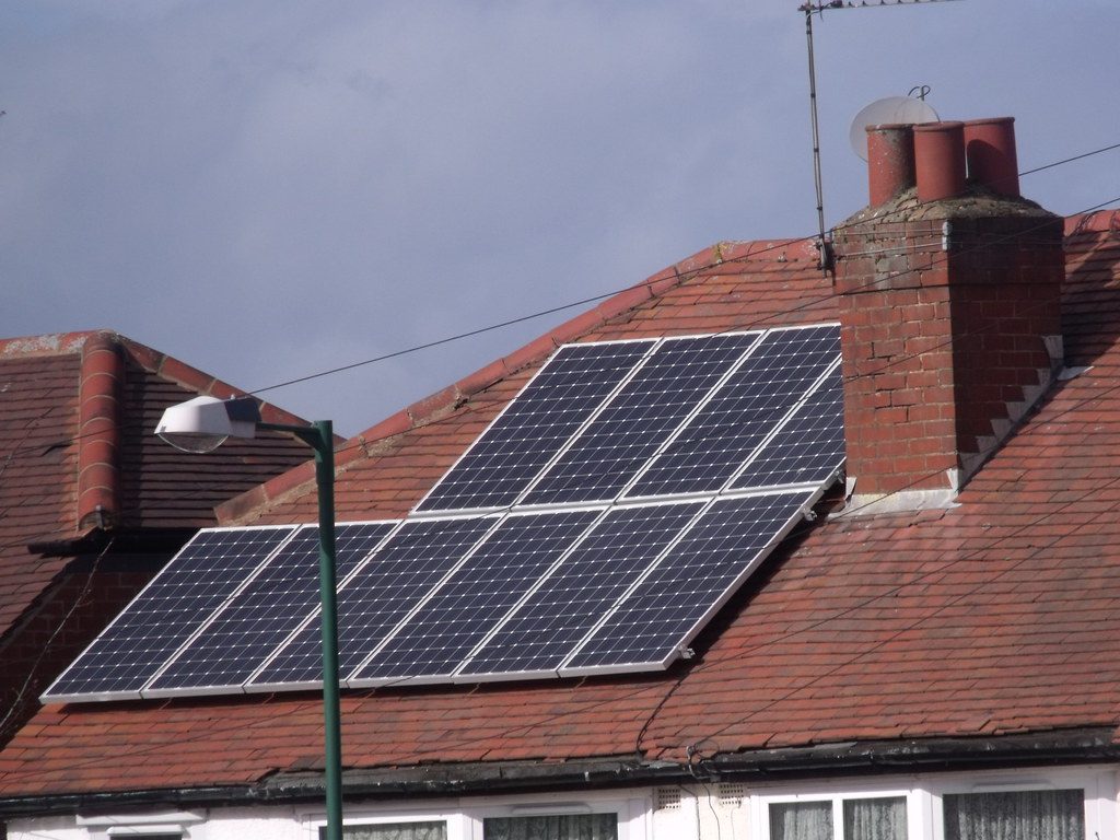 Paneles solares instalados en el tejado de una vivienda